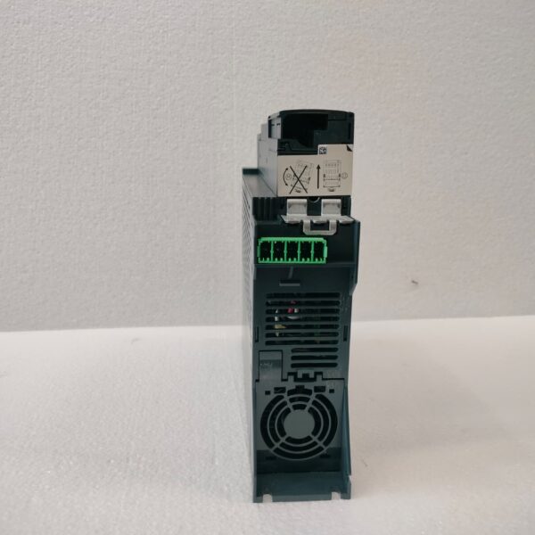 SCHNEIDER ELECTRIC ATV320U40N4B 4KW - 5HP 3 PHASE AC DRIVE