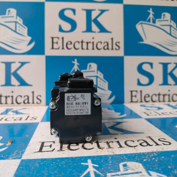 MOTOR 1 NEW MITSUBISHI ELECTRIC HF-KP13B 100W AC SERVO MOTOR